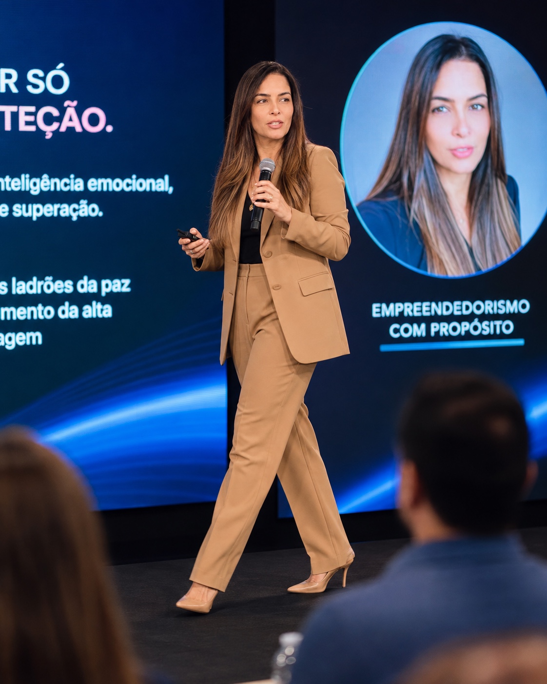 Carla Catarina palestrando no palco